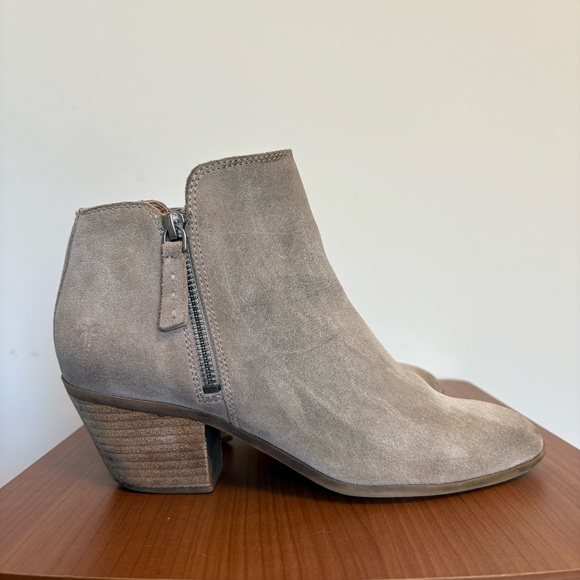 Frye Shoes Judith Double Zip Bootie Ankle Boot in Taupe Grey Suede - size 7.5 - Picture 3 of 10